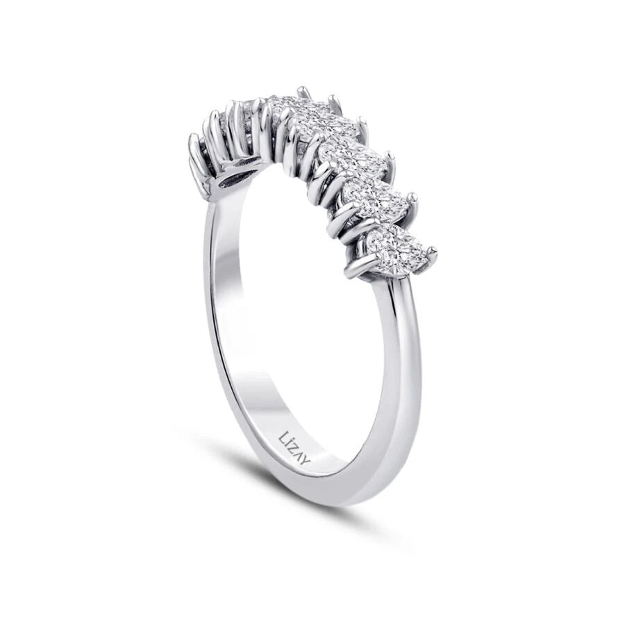 Halb-Eternal-Ring mit 0,76 Karat Diamant im Birnenschliff.