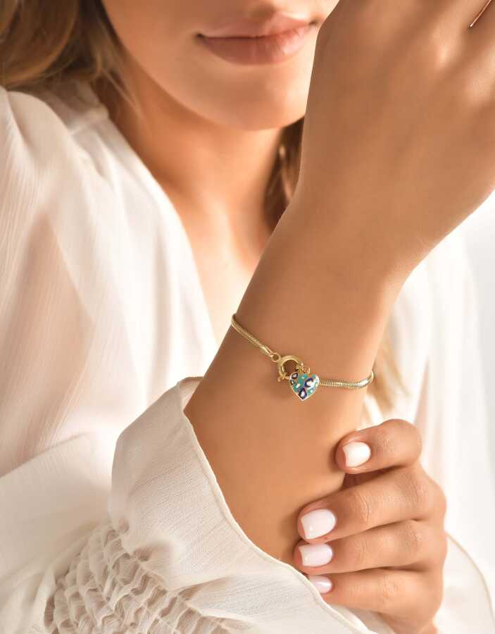 Goldenes Armband mit Herzanhänger im Fischgrätmuster