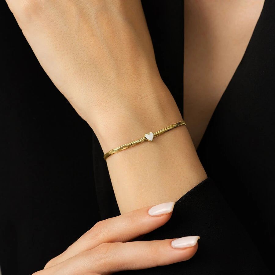 Goldenes herzförmiges Fischgrätenkettenarmband