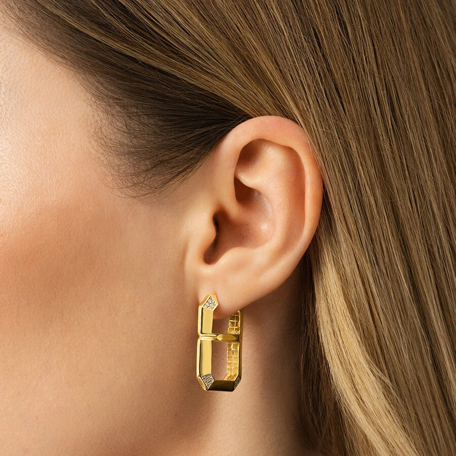 Goldene Ohrringe mit geometrischem Stein