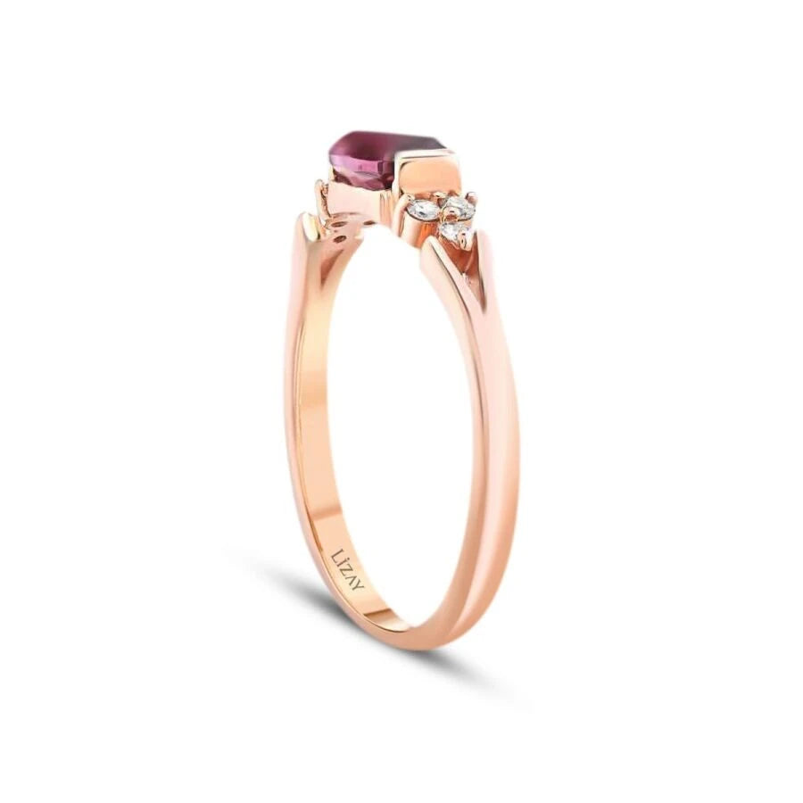 Ring mit 0,61 Karat Diamant und farbigem Stein