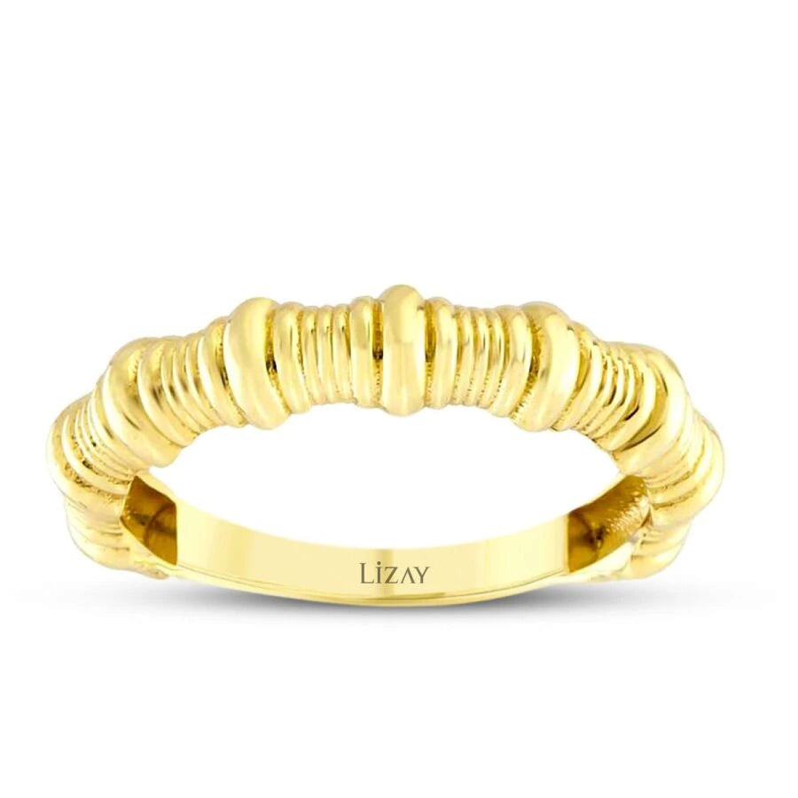 Goldener gewölbter Ring