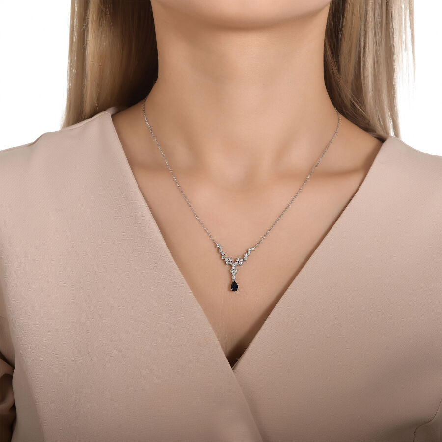 Halskette mit 0,86 Karat Diamant und birnenförmigem Saphir